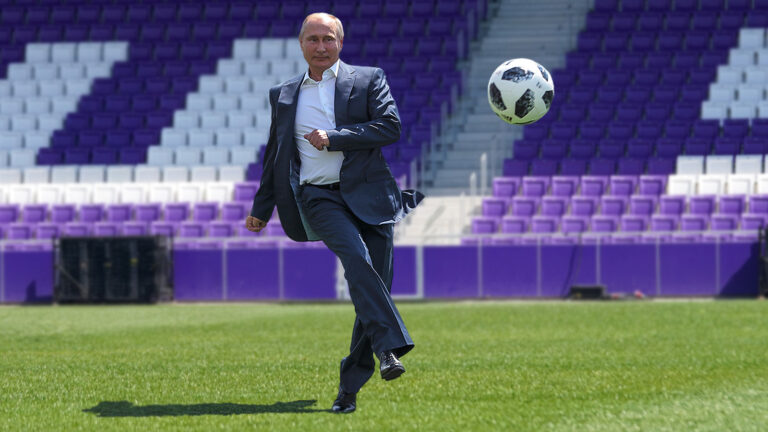 Das Bild zeigt Putin beim Fußball spielen in der Generali-Arena.