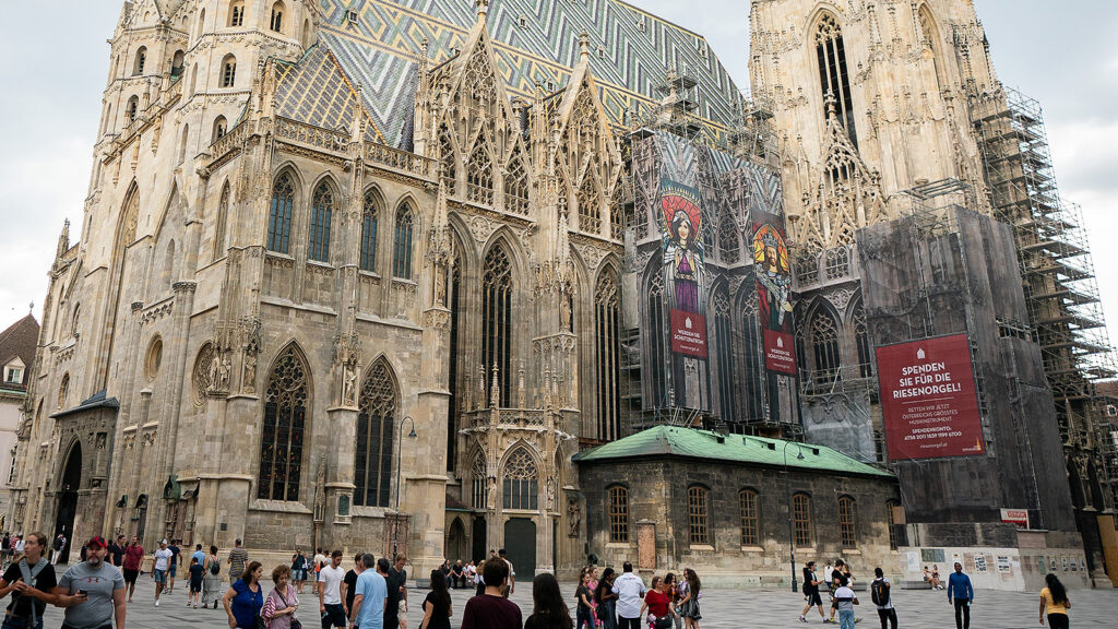 Das Bild zeigt den Stephansdom mit einem Baugerüst.