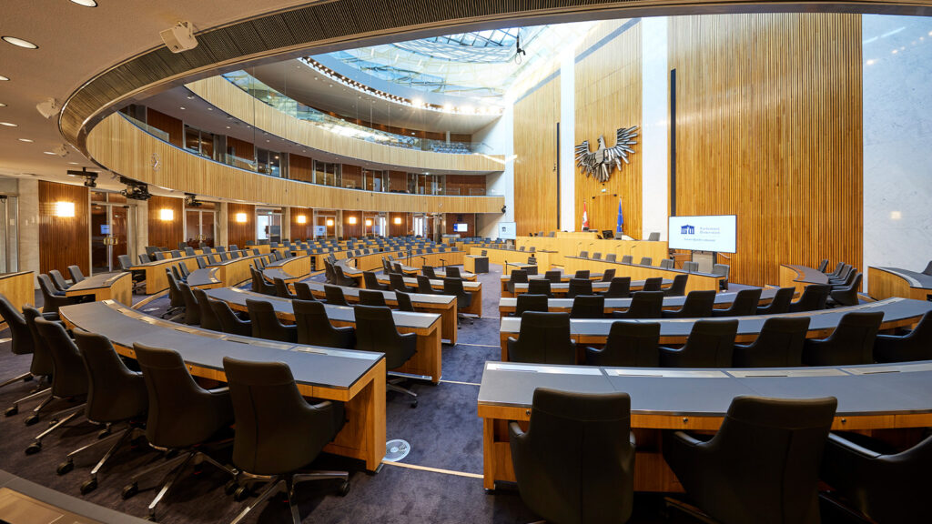 Das Bild zeigt ein leeres Parlament.