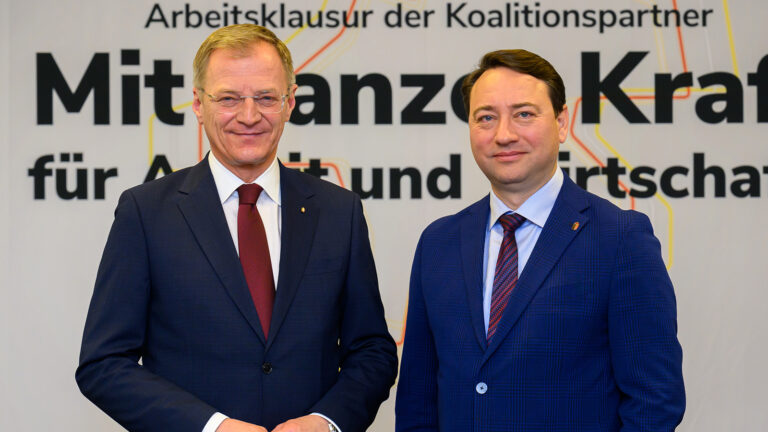 Stelzer und Haimbuchner posieren lächelnd für die Kamera