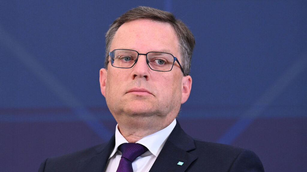 Das Bild zeigt einen fade dreinschauenden August Wöginger.