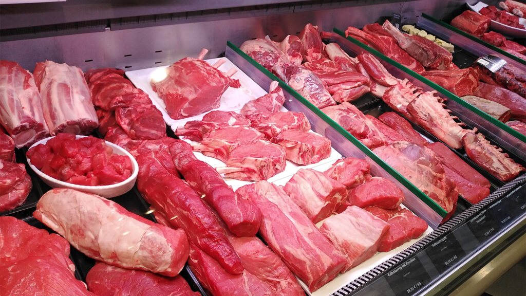 Fleischtheke im Supermarkt