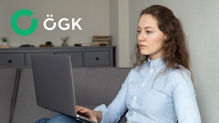 Das Bild zeigt eine Frau mit Pokerface, die in einen Laptop schaut.
