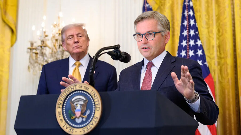 Das Bild zeigt Trump und Magnus Brunner im Oval Office.