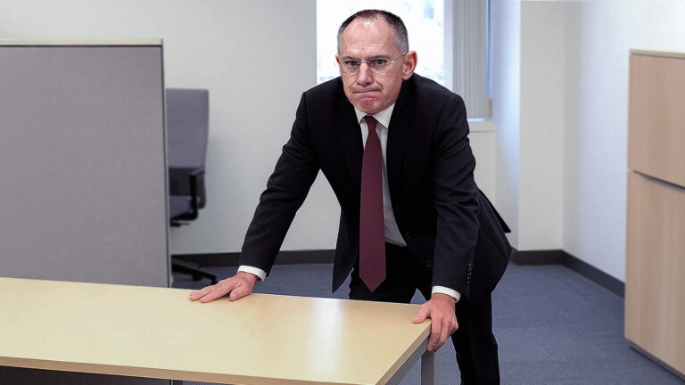 Das Bild zeigt Karner beim verschieben eines Bürotisches.