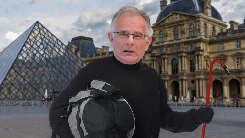Das Bild zeigt Marterbauer mit einer Sporttasche und einer Brechstange vor dem Louvre.