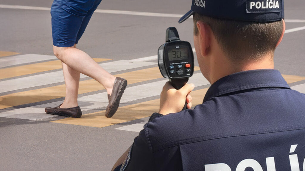 Das Bild zeigt einen Polizisten, der eine Radarpistole auf die Füße eines Passanten richtet.