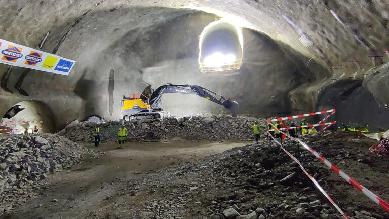 Das Bild zeigt eine Tunnelbaustelle unter Tage.