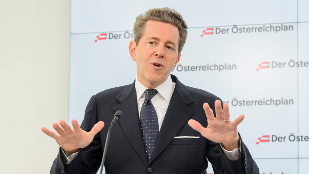 Das Bild zeigt Harald Mahrer bei einer Pressekonferenz.
