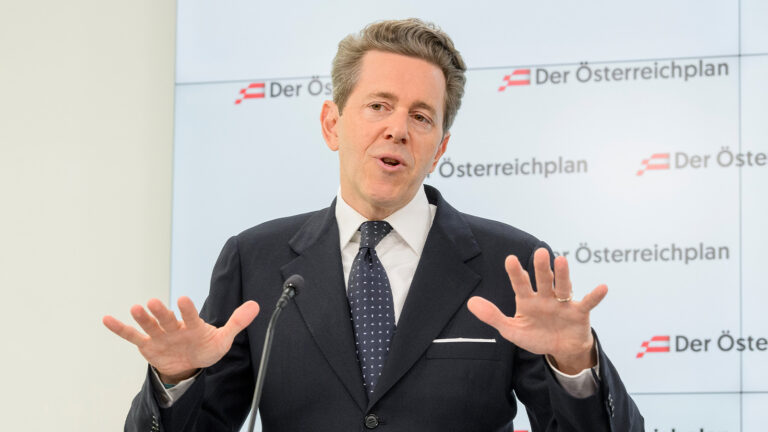 Das Bild zeigt Harald Mahrer bei einer Pressekonferenz.