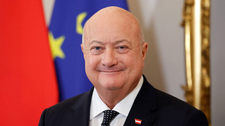 Das Bild zeigt einen lächelnden Bundeskanzler Stocker.