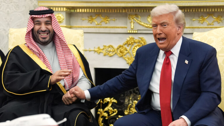 Das Bild zeigt den Saudi Prinz und Donald Trump im Weißen Haus.