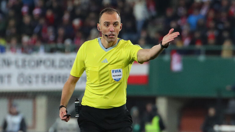 Das Bild zeigt Schiedsrichter João Pinheiro beim Spiel Bosnien gegen Österreich.