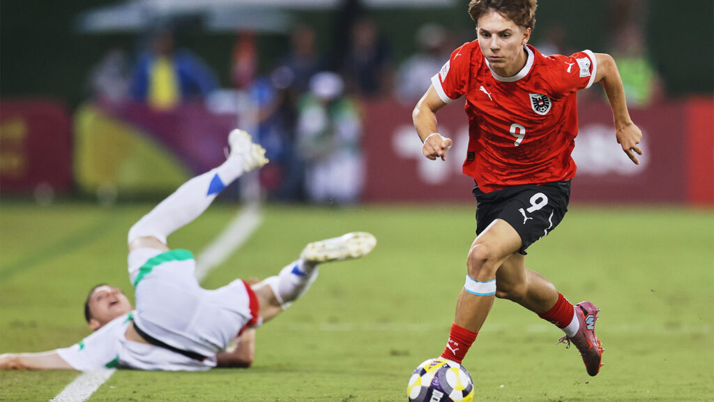 Österreichs Hasan Deshishku spielt den Ball während des Halbfinalspiels der FIFA U17-Weltmeisterschaft zwischen Österreich und Italien in Doha.