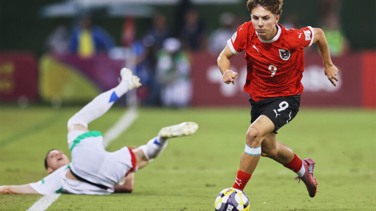 Österreichs Hasan Deshishku spielt den Ball während des Halbfinalspiels der FIFA U17-Weltmeisterschaft zwischen Österreich und Italien in Doha.