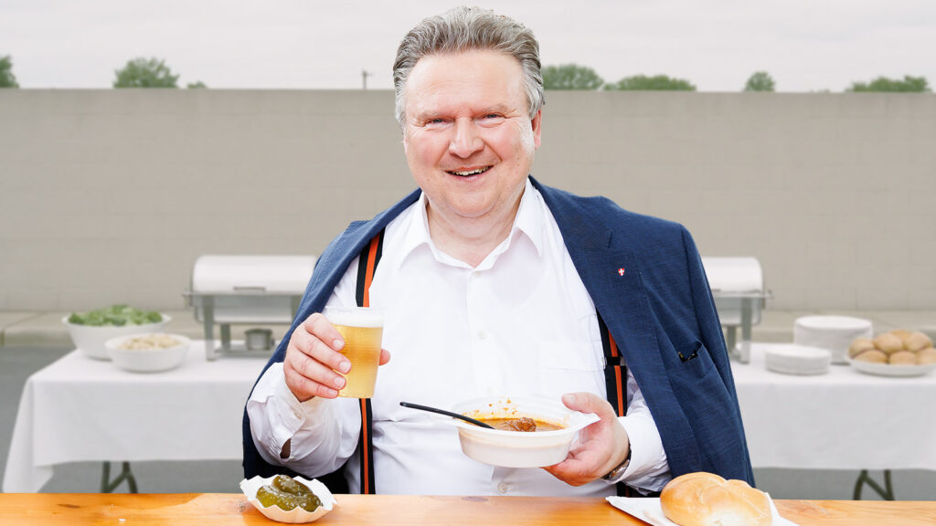 Michael Ludwig isst lachend ein Gulasch