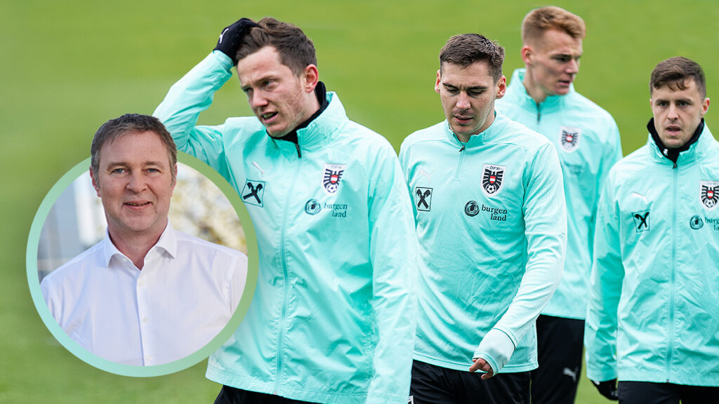 Das Bild zeigt das ÖFB Team beim Training mit traurigen Gesichtsausdrücken. Daneben sieht man Babler in einem Kreis.