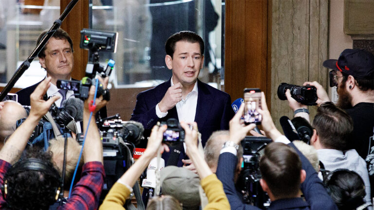 Das Bild zeigt Sebastian Kurz umringt von Kameras, Mikros und Journalisten.