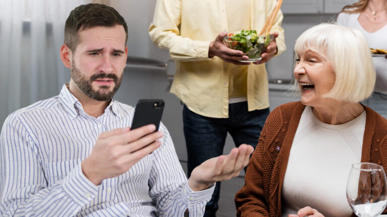 Das Bild zeigt einen genervten Mann, der auf sein Handy schaut. Daneben lacht seine Oma.