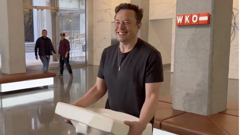 Das Bild zeigt Musk mit einem Spülbecken in der WKO Zentrale.