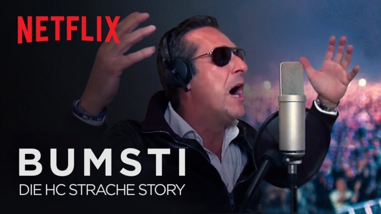 Das Bild zeigt HC Strache beim Rappen in ein Mikro. Im Hintergrund tobt die Menge.