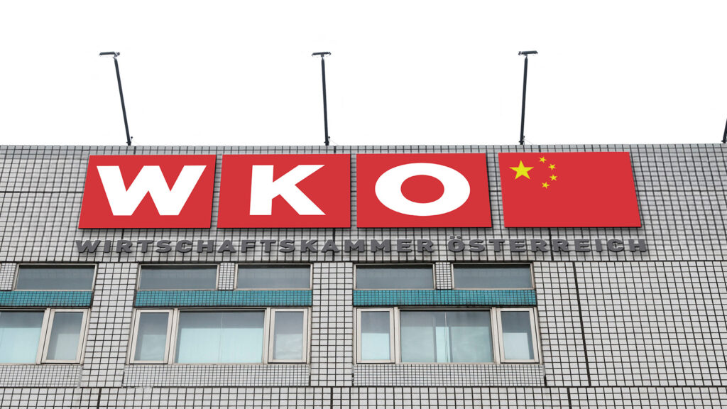 Das Bild zeigt das Logo der WKO an der Fassade einer chinesischen Fabrik samt China Flagge.