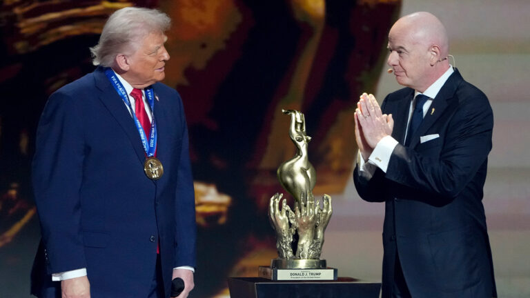 Das Bild zeigt Trump und Infantino bei der Preisverleihung.