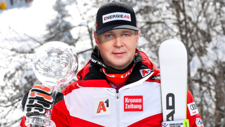 Das Bild zeigt Andreas Babler in Skimontur und dem Siegerpokal.