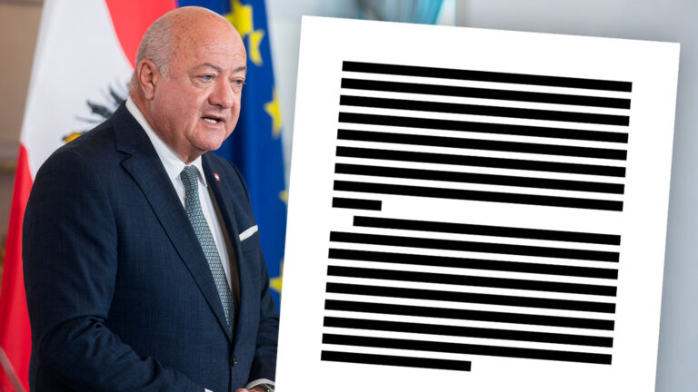 Das Bild zeigt Kanzler Stocker neben einem vollständig geschwärzten Dokument.