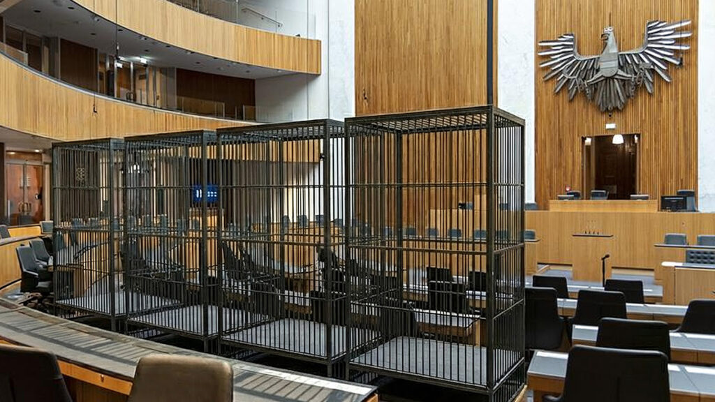 Das Bild zeigt vier große Käfige im Parlament.