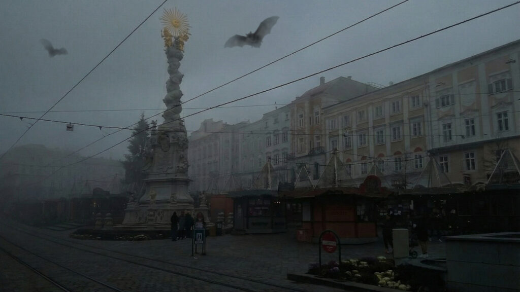 Das Bild zeigt einen vernebelten Linzer Hauptplatz. Im Himmel sieht man die shilouetten von Fledermäusen.
