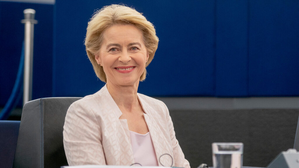Das Bild zeigt eine lächelnde Ursula Von der Leyen.