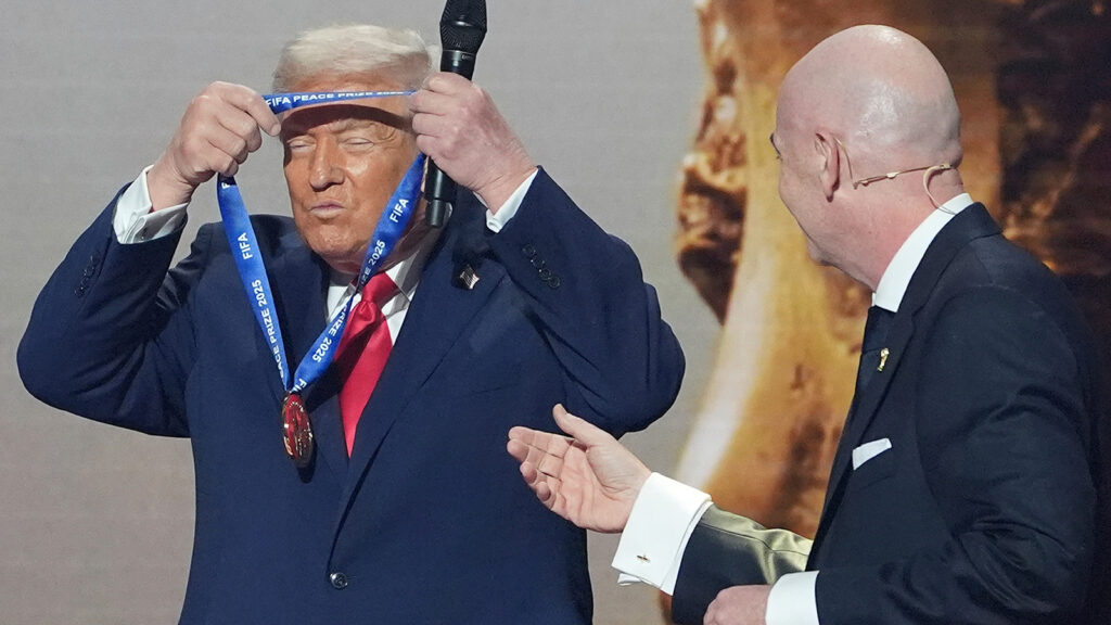 Trump hängt sich selbst eine Medaille über den Kopf