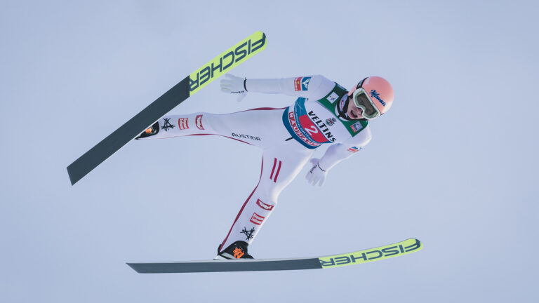 Skispringer in der Luft
