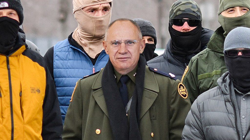 Das Bild zeigt Karner in ICE-Uniform.