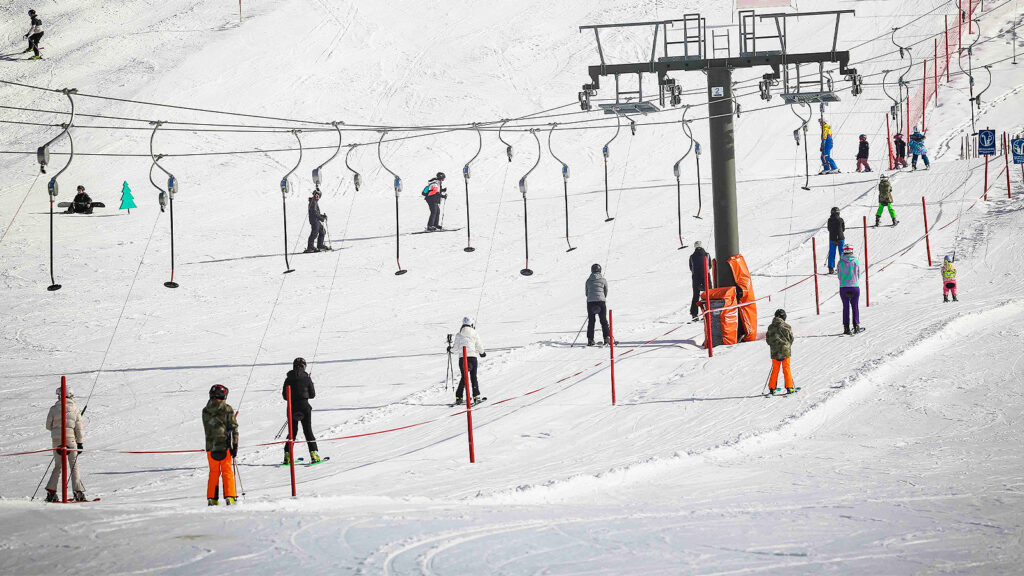 Das Bild zeigt einen Schlepplift in einem Skigebiet.