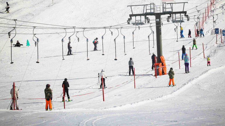 Das Bild zeigt einen Schlepplift in einem Skigebiet.