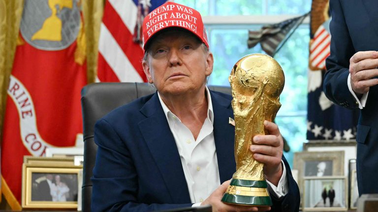 Trump im Oval Office mit der WM-Trophäe