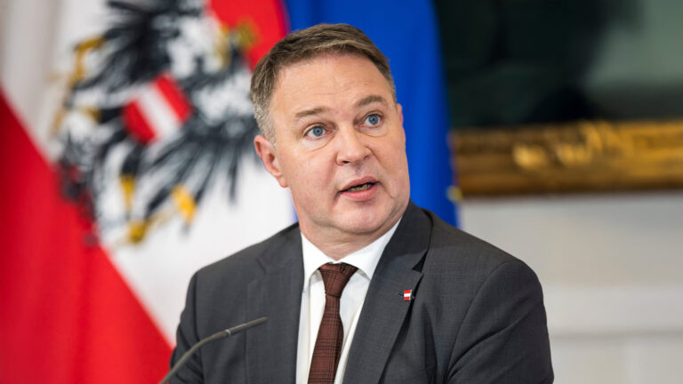 Das Bild zeigt einen überraschten Andreas Babler.