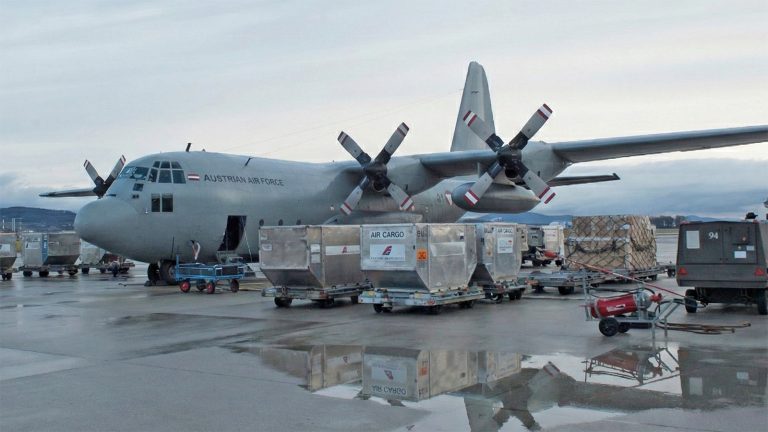 Bundesheer C-130 beim Beladen