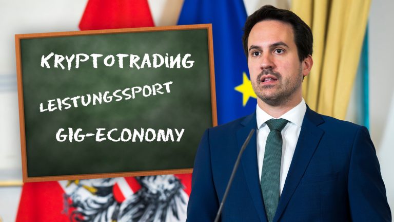 Das Bild zeigt Wiederkehr neben einer Schultafel.