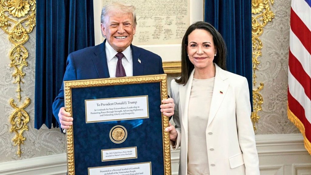 Machado überreicht Preis an Trump