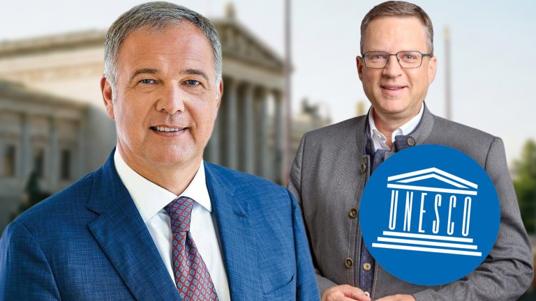 Walter Ruck und August Wöginger lachend vor dem Parlament