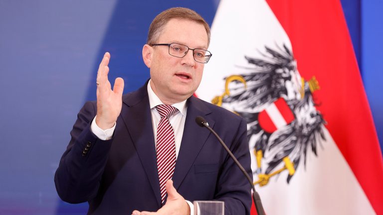 Das Bild zeigt Wöginger bei einer Pressekonferenz.