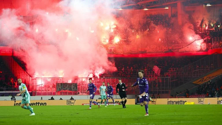 Das Bild zeigt die Ausschreitungen der Rapid-Ultras.