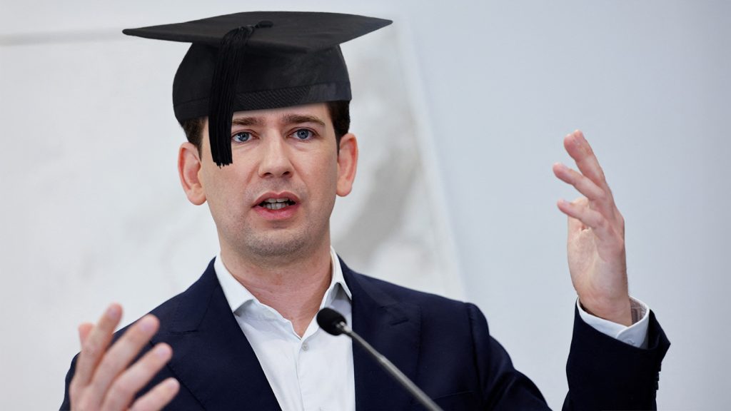 Das Bild zeigt Kurz mit einem Doktorhut.