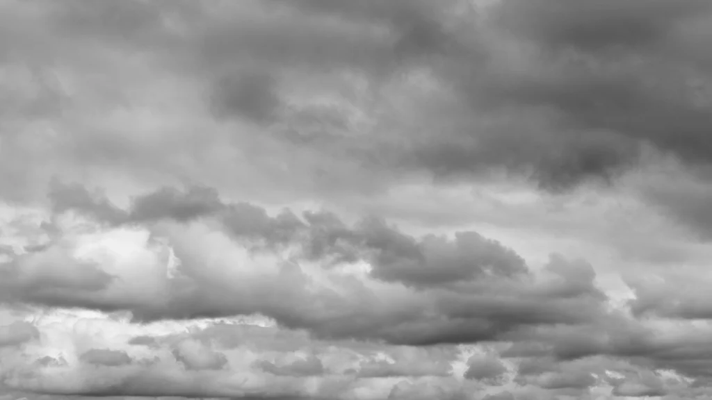 Das Bild zeigt eine graue Wolkendecke.