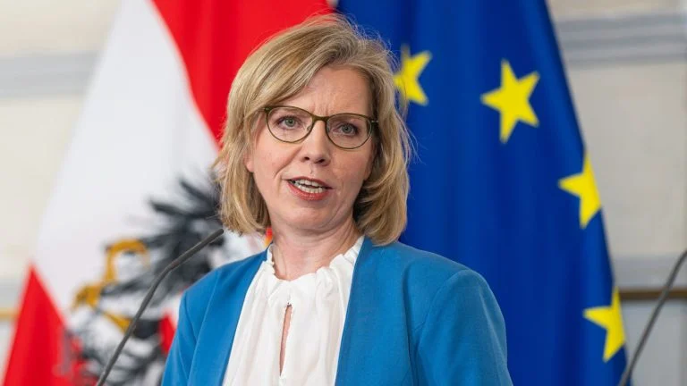 Das Bild zeigt Leonore Gewessler bei einer Pressekonferenz.