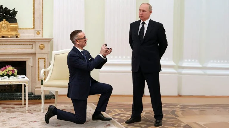 Das Bild zeigt Kickl auf Knien, wie er Putin einen Antrag macht.
