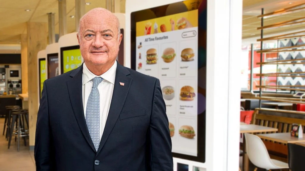 Das Bild zeigt Stocker in einer McDonalds Filiale beim bestellen.